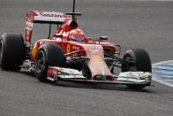 Ferrari F14 T - A porszívó! A Mercedes és a Ferrari csapata elvetette a nyúlványos megoldást, és inkább egy laposabb verzióval szállnak harcba, ami sokakat porszívóra, vagy egy földet fürkésző hangyászra emlékeztetett