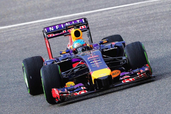 F1: Melyik a legrútabb versenyautó idén? Szavazz! 15 | Vezess Red Bull RB10 - A legszebb megoldás? Talán igen, annyi biztos, hogy a világbajnok csapatnál sikerült minimalizálni a vizuális környezetszennyezést.