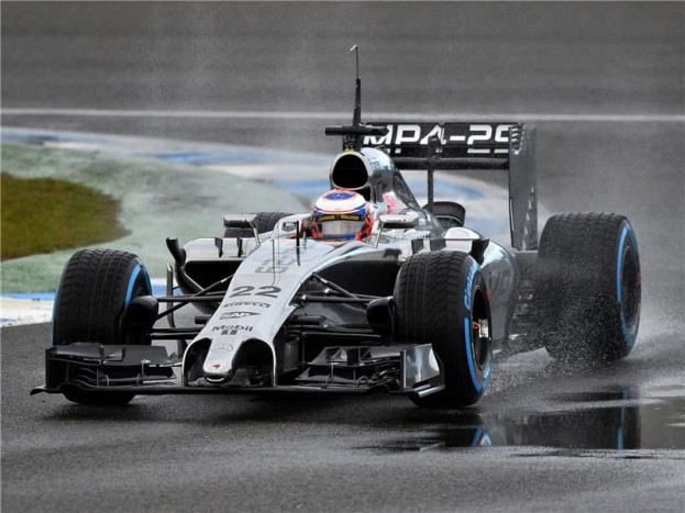 F1: Melyik a legrútabb versenyautó idén? Szavazz! 12 | Vezess Mclaren MP4-29 - A nagy múltú angol istállónak sikerült a két elterjedt megoldás közé célozva valami egész rondát alkotnia. Félig porszívó, félig tökös, leginkább egy támadásra készülő földönkívüli arcberendezésére hasonlít