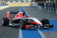 Marussia MR03 - A trükkös festés ápol és eltakar, vélik a Marussia csapatnál. A fennhéjázónak semmiképp sem mondható ormány diszkréten ül a versenyautó elején.