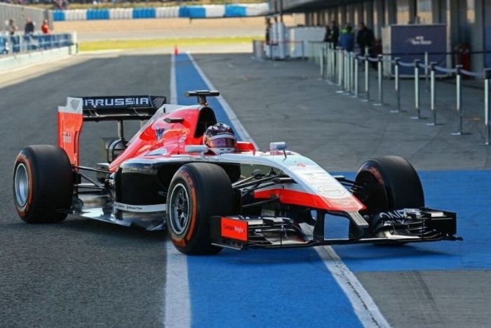 F1: Melyik a legrútabb versenyautó idén? Szavazz! 6 | Vezess Marussia MR03 - A trükkös festés ápol és eltakar, vélik a Marussia csapatnál. A fennhéjázónak semmiképp sem mondható ormány diszkréten ül a versenyautó elején.