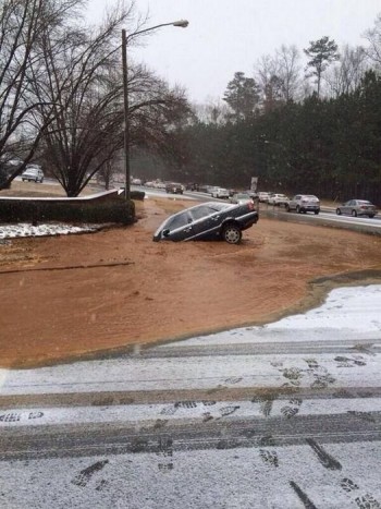 Megnyílt a föld az autó alatt 7