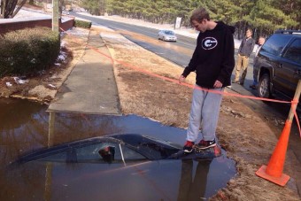 Megnyílt a föld az autó alatt