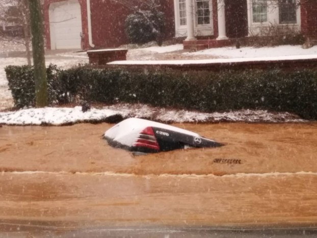 Megnyílt a föld az autó alatt 8