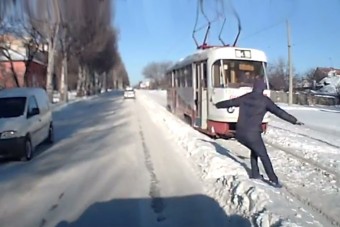 Villamos alá csúszott a hóban