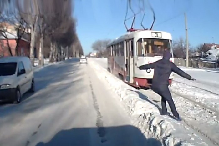 Villamos alá csúszott a hóban