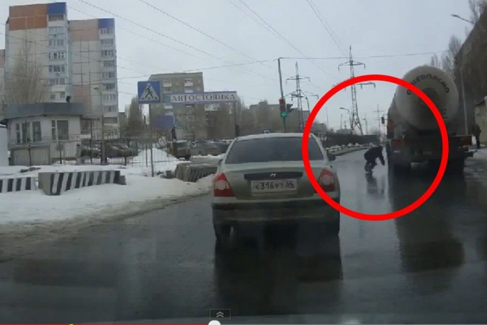 Felgyújtottak egy BMW-t a játszótéren 6