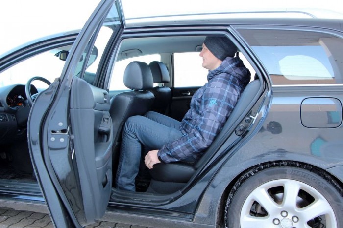 Bőséges fej és lábtér, a 190 centiméter magas sofőr így fér el maga mögött