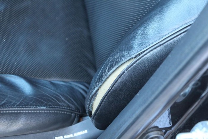 A bőrülések egész jól tartják magukat, csak a varrás engedte el magát a vezetőoldalon 