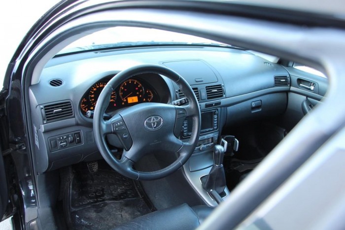Toyota Avensis – A megbízhatóság szobra? 40 Kopott a kormány, nehezen nyílnak a tárolórekeszek, ennyi hibát találtunk a beltérben az összhatás ma is barátságos, egy Toyotát nem egyszerű küldetés lelakni