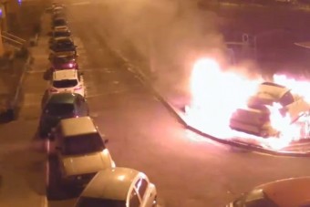 Felgyújtottak egy BMW-t a játszótéren