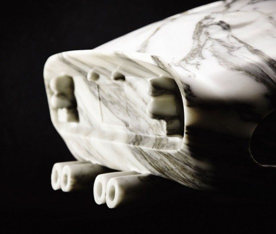 Márványból készült Ferrari 7