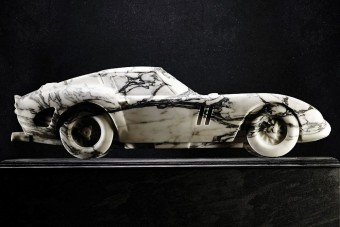 Márványból készült Ferrari