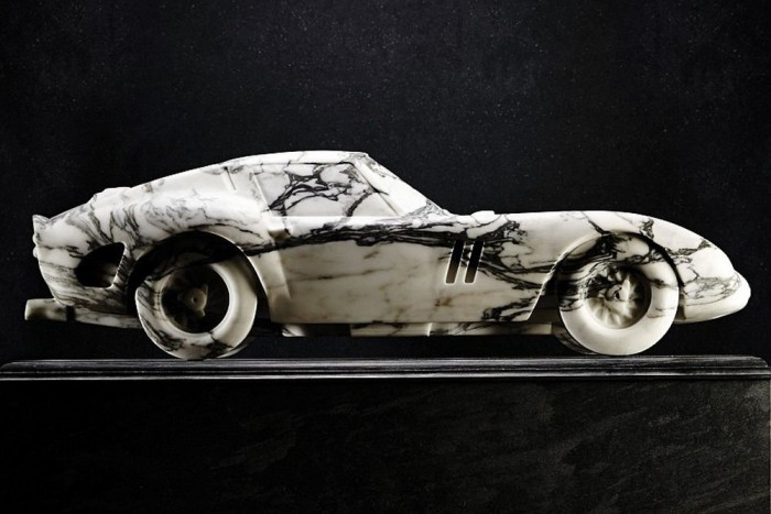 Márványból készült Ferrari 6