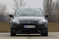 Ebben a mezőnyben egyszerű, visszafogott fazonnak tűnik a Focus ST, nem hívja fel magára a figyelmet, pedig az Astra OPC után, ebben dolgozik a második legerősebb motor