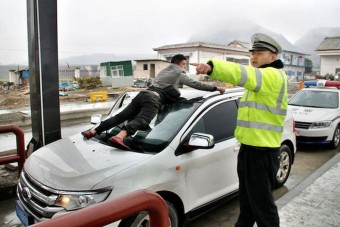 Szélvédőre kapaszkodó férfival száguldott az autó