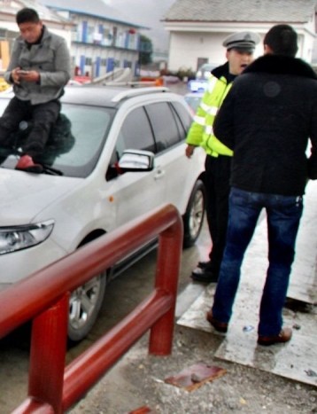 Szélvédőre kapaszkodó férfival száguldott az autó 7