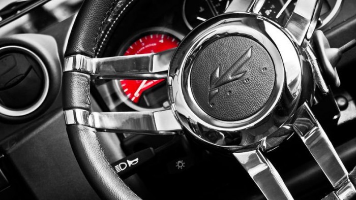 Színes sportműszerek és csillogó sportkormány a Kahn Wide Track Defenderben. Itt is hasonló megoldásokra számítunk.