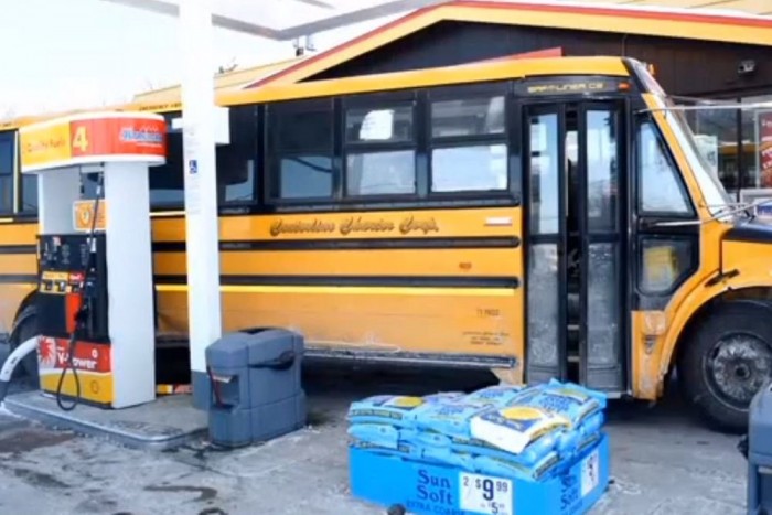 Buszt lopott, benzinkútnak ütközött egy 14 éves fiú