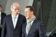 A Mercedes-vezér Dieter Zetsche Schumacherrel