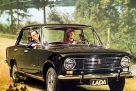 Lada 2101-2107 - Több oldal egy kalap alá veszi a klasszikus Ladákat, mert műszakilag nincs komoly eltérés a kivitelek között. Ezt alapul véve szédítő a végeredmény 1970. 2012 között 17 572 000 darabot gyártottak a 2101 egyenes ági leszármazottaiból!

De csak a 2101-est nézve is tekintélyes Lada sereggel nézünk szembe, ebből 4 847 000 darabot gyártottak, tehát akárhogy számoljuk, a legnépszerűbb autó a szocialista érából csak a Lada!