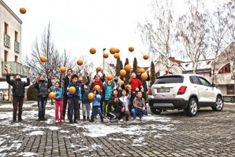 Focilabdákat ad a gyerekeknek a Chevrolet