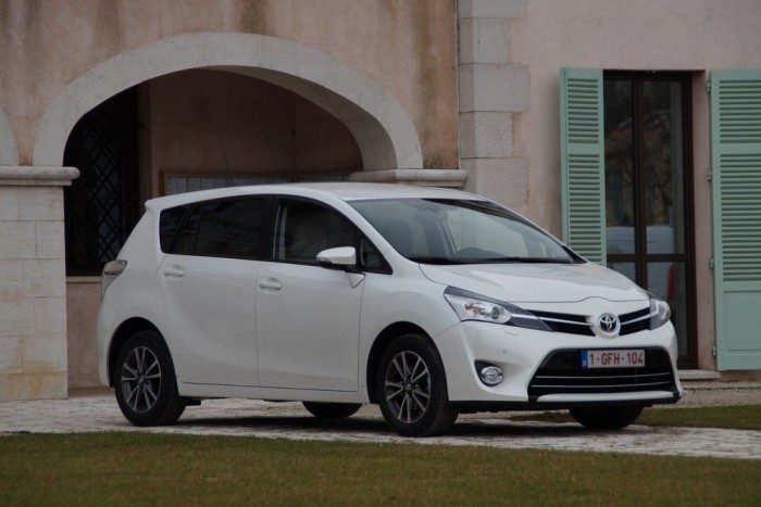 BMW-dízelmotorral vezettük a Toyota Versót 6 | Vezess Lendületes a forma, jó gonosz az arc