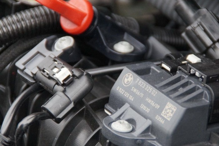 BMW-dízelmotorral vezettük a Toyota Versót 8 | Vezess BMW-nyomok a motortérben