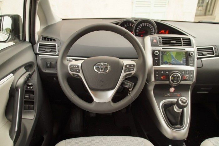 BMW-dízelmotorral vezettük a Toyota Versót 3 A vezetői ergonómiát szinte egyhangúlag szidták az újságírók a bemutatón. Alkatfüggő a dolog, megrendelés előtt egy próbaút kötelező!