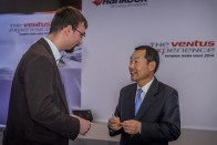 Beszélgetőtársam itt Ho-Youl Pae, a Hankook európai elnöke. Szóba került vele a rácalmási gyár további bővítése, amiről még nincs publikus döntés, de valószínűleg megvalósul. Most a kapacitásnövelés hármas üteme fejeződik be