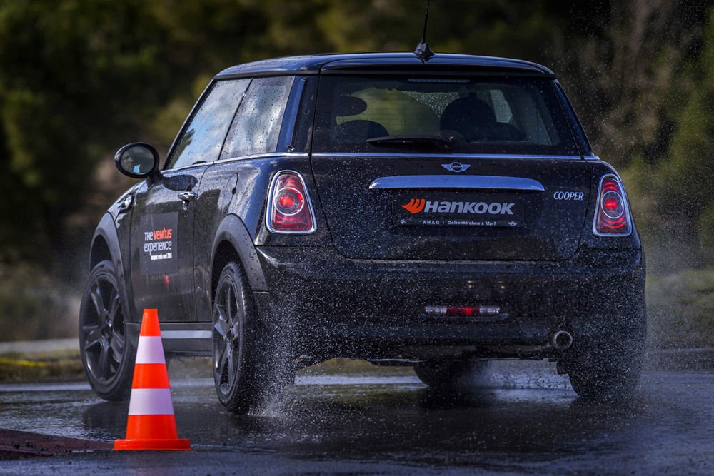 A Hankook Ventusok nedves tapadását MINI-k kormánya mögött próbáltuk ki