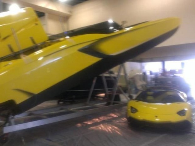 Vízen közeledő Lamborghini 9