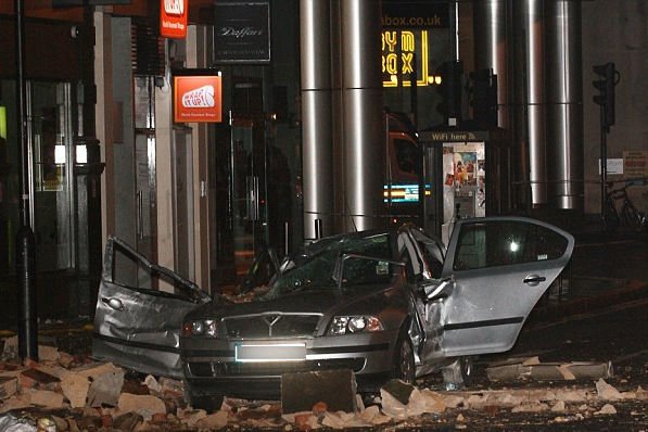 Leomló homlokzat zúzott péppé egy taxit 5