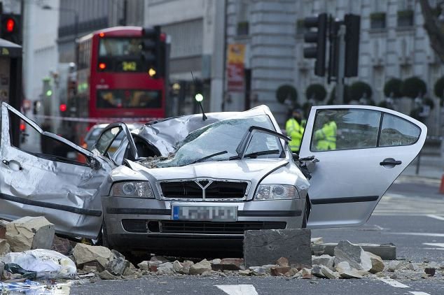 Leomló homlokzat zúzott péppé egy taxit 9