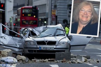 Leomló homlokzat zúzott péppé egy taxit