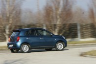 Alkalmi autópályázáshoz is elegendő erő van a motorban, de aki gyakran megy messzire, tűnődjön el a baromi drága, de sokkal erősebb, akár 180-ig lendületes, 98 lóerős kompresszoros változaton