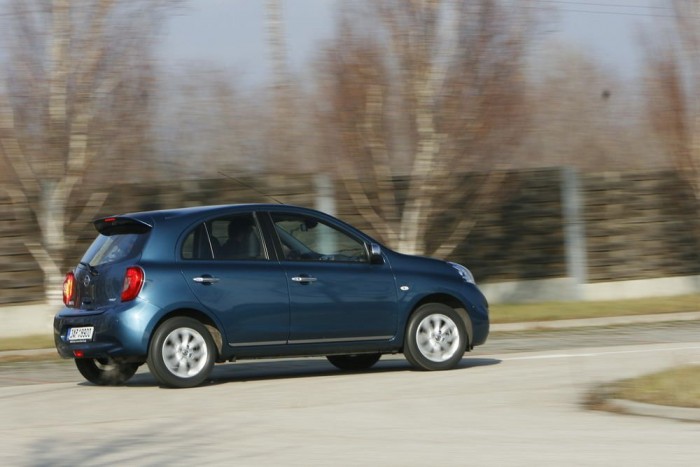 Alkalmi autópályázáshoz is elegendő erő van a motorban, de aki gyakran megy messzire, tűnődjön el a baromi drága, de sokkal erősebb, akár 180-ig lendületes, 98 lóerős kompresszoros változaton