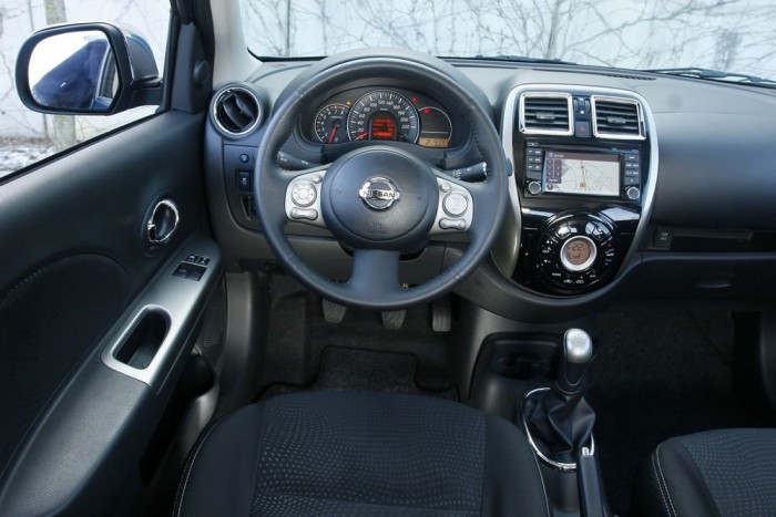 Az ergonómia kisautós trükköknek köszönhetően jó: a középkonzolt például úgy alakították ki, hogy ne szorítsa be a térdet