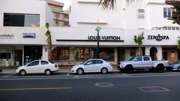 Egy tökéletes merítés a helyi átlagautó felhozatalból, szakadt lélekvesztő, ízlésficamos japán autó, és egy böhöm pickup