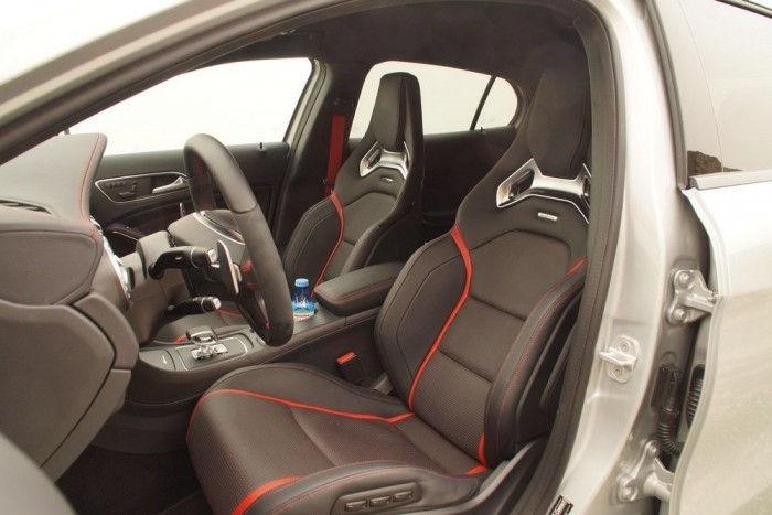 Terepen is, aszfalton is csodás az új kis Merci 9 A sportülések elektromosan állítható csombtámaszt, oldaltámaszt, deréktámaszt kaptak, teljesen motorosak, memóriásak. Egy Mercedes akkor is Mercedes, ha sportkocsi