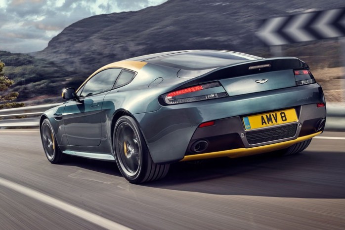 Közútra szánt versenyautó-replika 6