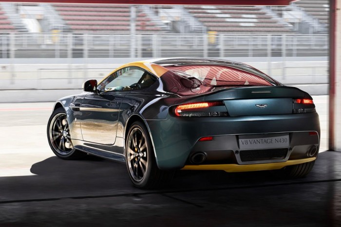 Közútra szánt versenyautó-replika 12