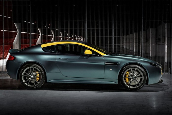 Közútra szánt versenyautó-replika 10