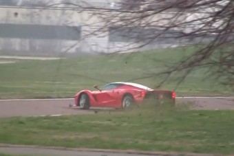 Räikkönen átment fűnyíróba a LaFerrarival