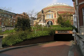 150 milliós parkolóhely, de kinek?