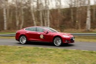 Egy amerikai Párizsban, azaz inkább Párizs mellett. Az elektromos hajtású Tesla Model S űrtechnikát hordoz, hatótávolsága eléri a hagyományos motorral hajtott autókét (akár 500 km is lehet). És ahogy gyorsul, az leginkább az űrrakétákhoz mérhető