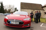 A Mazda vezérkarával a Tesla mellett. Ilyen autót még ők sem láttak - azért az övék sem rossz, sőt!