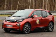 Mint egy felnagyított játékautó, olyan az elektromos hajtású BMW i3, holott nagyon is komoly technika van benne. A játékautókhoz legfeljebb annyi a köze, hogy sok benne a műanyag: a karosszéria váza szénszál-erősítéses műanyag (karbon), a borítóelemek pedig valamilyen egyszerűbb műanyagból készültek