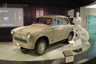 Az 1955-ben bemutaott Suzulight SS volt japán első miniautója. Ez volt az első japán modell, amelyben kétütemű motor volt, az első orrmotoros és elsőkerék-hajtású kocsi