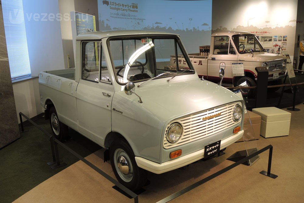 Suzulight Carry FB, a Suzuki első teherautója 1961-ből.  Kétüteműm, kéthengeres, 359 köbcentis motort rejtette, amely 21 lóerős teljesítménnyel bírt.